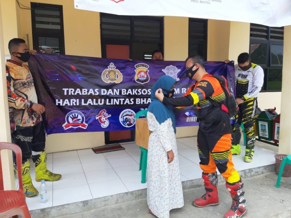 Jelang Hari Lalu Lintas Bhayangkara ke-65, Ditlantas Polda Banten Gelar Bakti Sosial