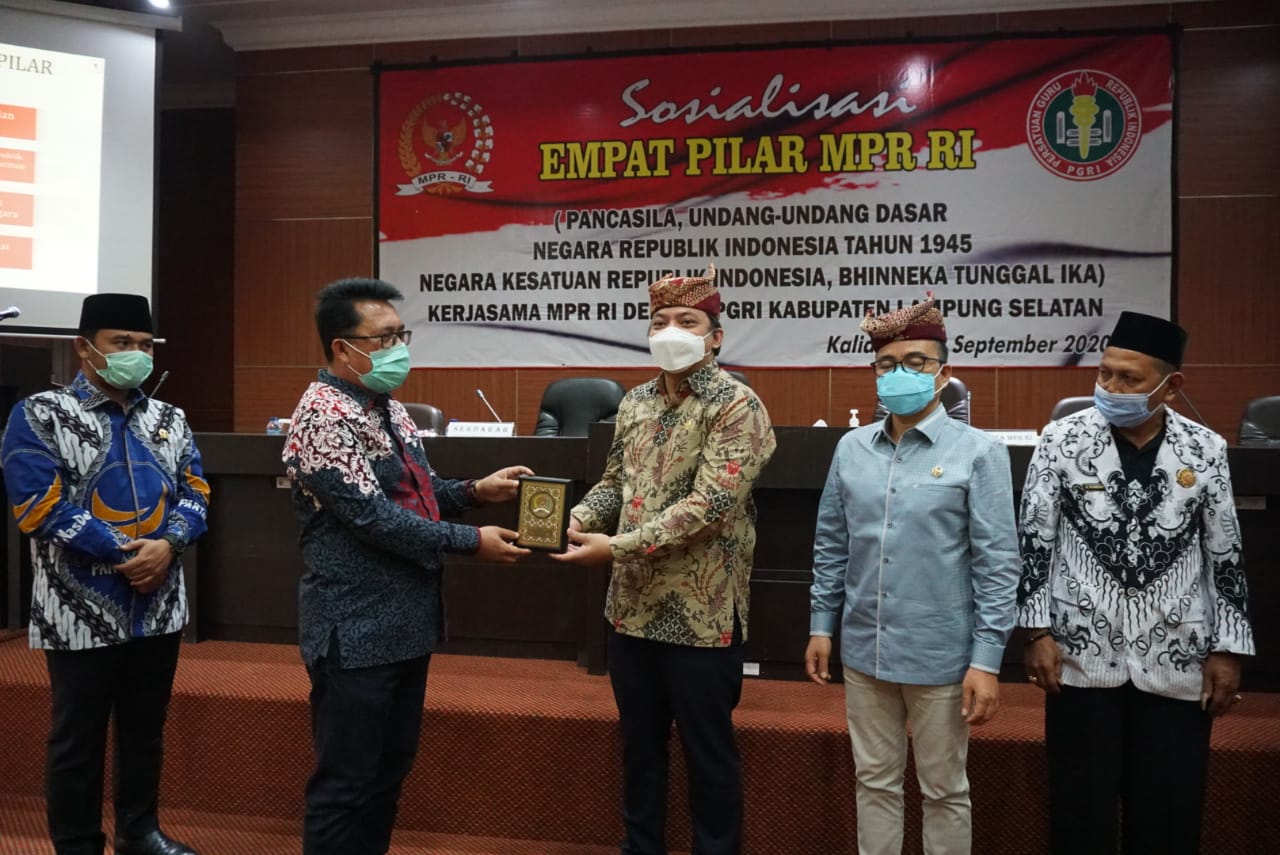 Sasar Guru dan Tenaga Pendidik, MPR RI Gelar Sosialisasi 4 Pilar Kebangsaan di Kalianda