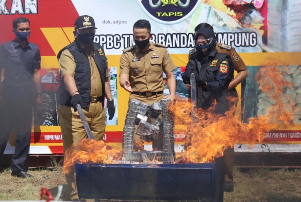 Gubernur Pimpin Pemusnahan Rokok dan Minuman Keras Ilegal Sitaan Bea Dan cukai