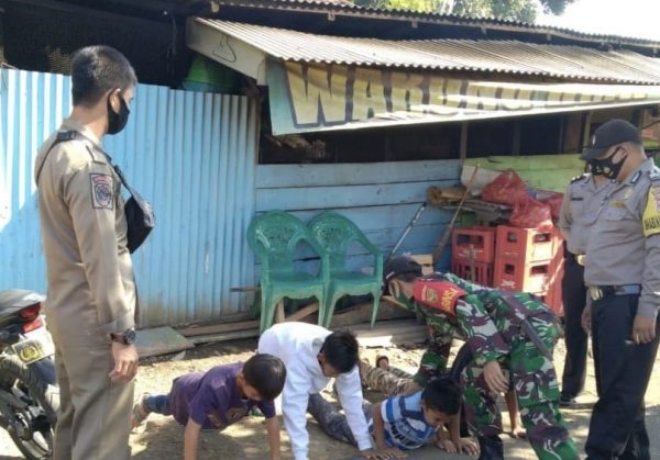 Polri-TNI dan Apartur Kecamatan Kasui Operasi Protokol Kesehatan