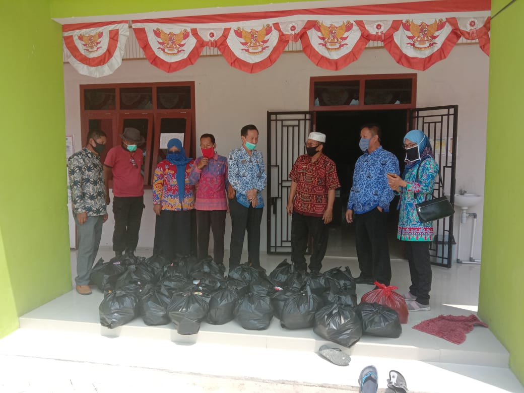 Wakili Bupati, Hipni Salurkan Bantuan Warga Desa Banjar Agung Yang Isolasi Mandiri