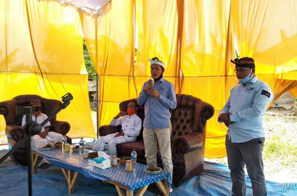 Hipni-Melin Hadiri Galungan dan Kuningan di Desa Sumber Nadi