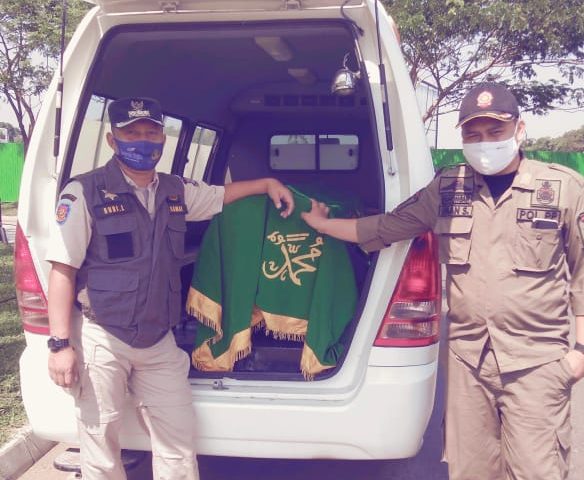 Tak Pakai Masker Warga Dihukum Masuk Mobil Jenazah
