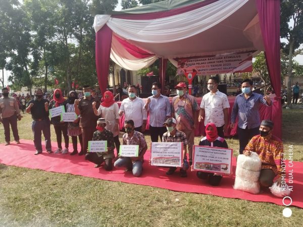 Tanpa Jengkol Bupati Nanang Bagikan Bantuan Covid-19 Sambil Kampanye di Jati Agung