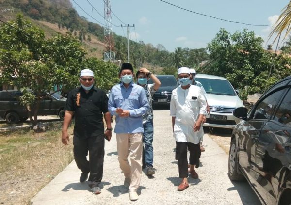 Diguyur Hujan Lebat Hipni Tetap Sapa Warga Tanjung Sari