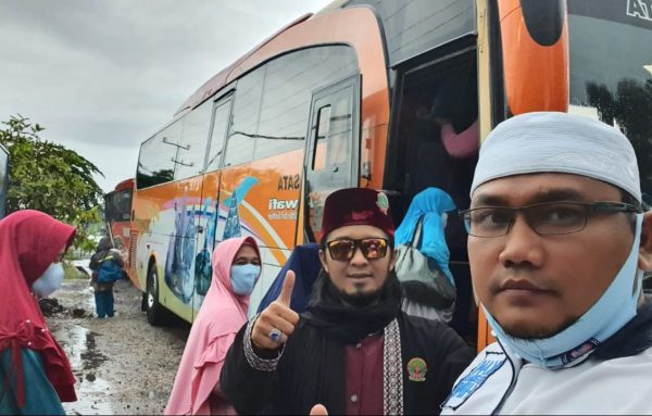 Emak-emak Pendukung Himel Wisata Ziarah Pesan Hipni Patuhi Protokol Kesehatan