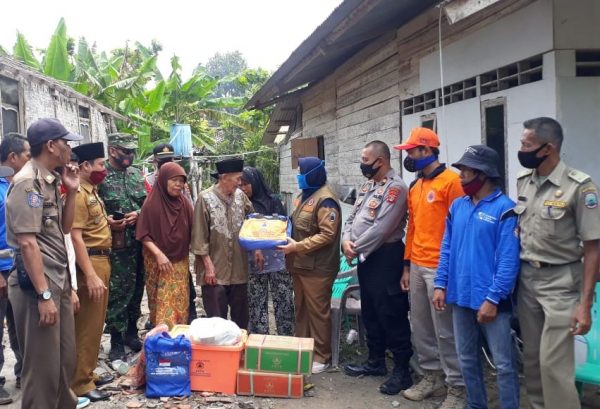 Rumah Warga Miskin Roboh, Pemkab Lamsel Cepat Tanggap Salurkan Bantuan