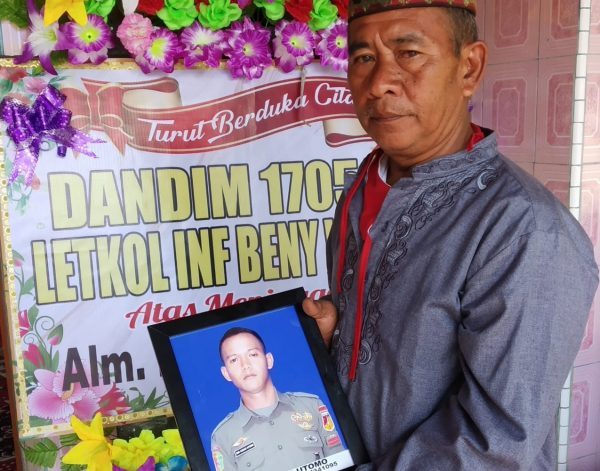 Peltu Parni Iklaskan Anaknya Pratu Dwi Akbar Putra Lampung Tengah Yang Gugur di Medan Perang
