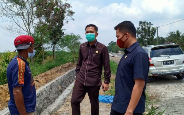 Sidak Proyek Drainase Padat Karya di Kampung Astra Kestra Asal Jadi Komisi III DPRD Tulang Bawang Temukan Kejanggalan