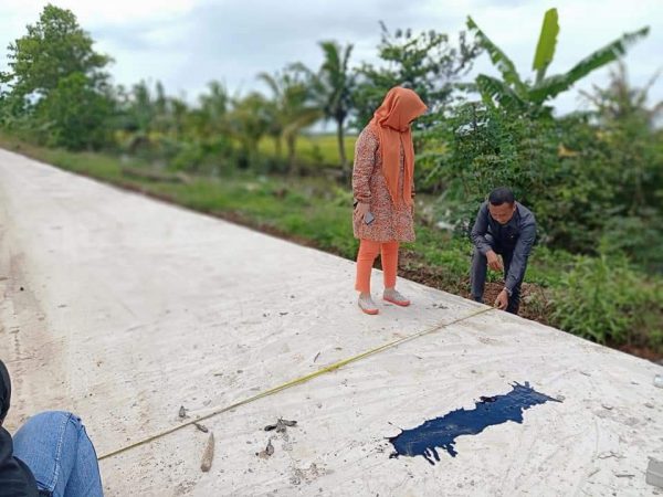 Bawa Meteran Ketua DPRD Mesuji Sidak Proyek Lean Concrete Jalan Sungai Buaya Rp4 Miliar
