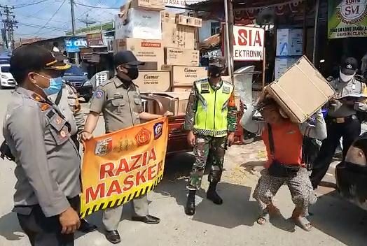 Polsek Banjar Agung dan Tim Kecamatan Tindak Tujuh Warga Pasar Unit II Tak Pakai Masker