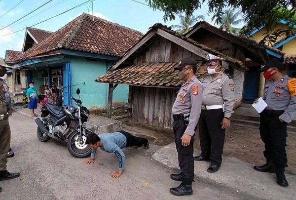 Tim Polsek Menggala Rajia Masker di Pasar dan Pusat Keramaian