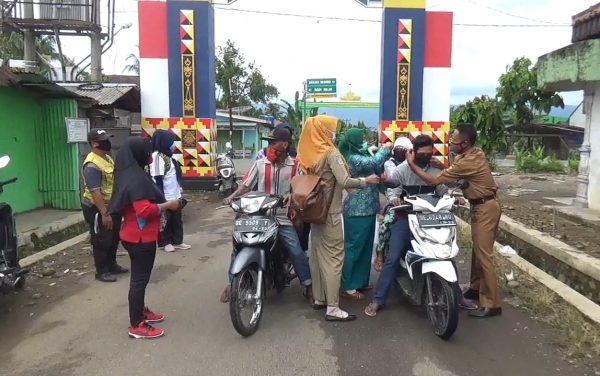 Aparat Pekon Sridadi Bagikan Masker
