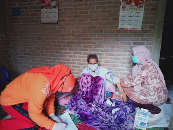 LKS Alamanda Tanggamus Sambangi Lansia Struk di Kecamatan Pugung