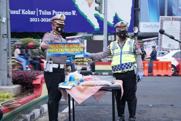 Dirlantas Gaungkan Kampanye Memakai Masker Dengan Tempel Stiker