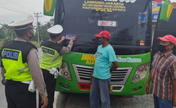 Lantas Polres Tulang Bawang Kampanye Tempel Stiker Ajakan Gunakan Masker