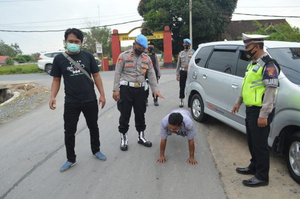 Polres Tulang Rajia Masker di Jalan Lintas Timur Menggala Timur