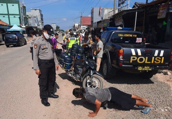 Tak Pakai Masker Tim Polsek Dan Uspika Banjar Agung Sangsi 10 Orang Pengunjung Pasar Unit II