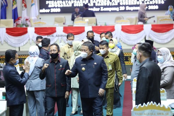 Gubernur dan Ketua DPRD Tandatangani Raperda Perubahan APBD Tahun Anggaran 2020