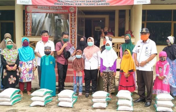 Dinsos Tulang Bawang Salurkan Bantuan Beras Untuk Yatim Piatu