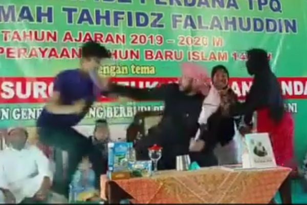 Syekh Moh Ali Jaber Ditusuk Pria Tak Dikenal Saat Acara Pelantikan Hafiz Qur’an Pelaku Mengaku Bernama Albert
