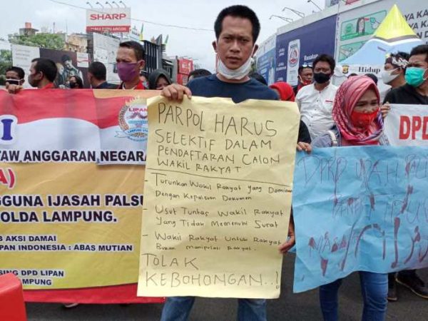 Proses Hukum Ijazah Palsu Oknum Anggota DPRD Lampung Barat Mandek di Polda, Masa LIPAN Unjukrasa