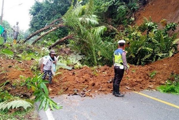 Longsor Tutup Jalan Lintas Barat Jum’at Siang Kondisi Mulai Bisa Dilalui