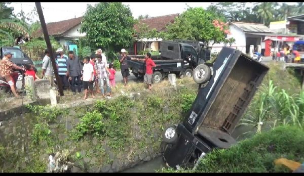Usai Bongkar Muatan Sayuran Pic-up L-300 “Milih” Parkir Terjun Keparit