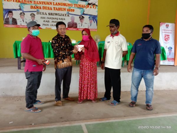 Desa Sriwijaya Tanjung Raya Bagikan BLT Termin 3 ke Pada 150 Warga Tak Mampu