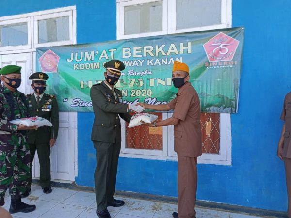 Rangkaian HUT TNI-75 Kodim Way Kanan Berbagi di Jum’at Berkah