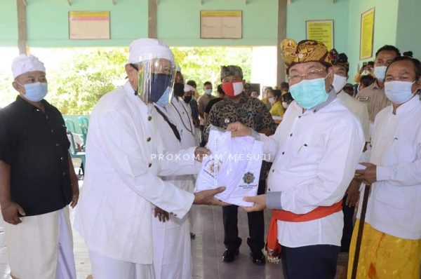 Bupati Mesuji Serahkan Bantuan Hibah Rumah Ibadah Pura Khayangan Pusen