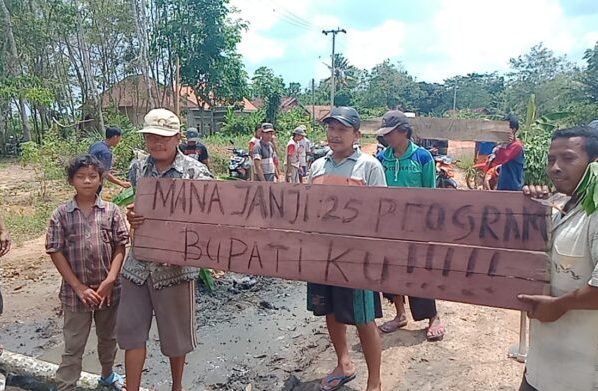 Tagih Janji Winarti Warga Kampung Mekar Jaya Tanam Pohon Pisang di Jalan Rusak