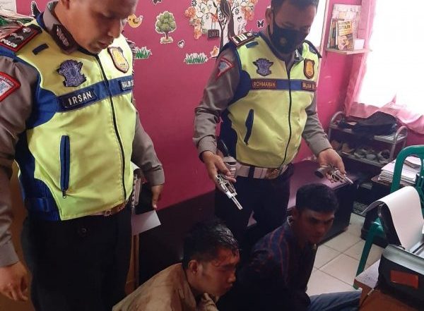 Sat Lantas Polsek Kedaton Tangkap Dua Pemuda Koboi Acungkan Senjata Api Rakitan