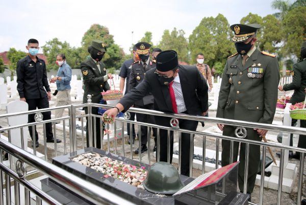 Gubernur Bersama Forkopimda Lampung Ziarah Nasional HUT Ke-75 TNI di Taman Makam Pahlawan