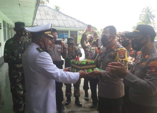 Dirgahayu TNI ke-75, Jajaran Polres Lampura Sambangi Mako TNI dengan Surprise