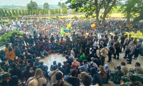 Cabut UU Omnibus Law Tenaga Kerja Mahasiswa dan Pelajar Kepung DPRD Lampung