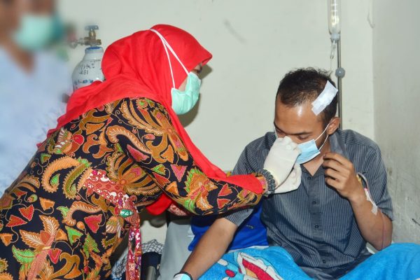 Bunda Eva Dwiana dan Wakilnya Deddy Amrullah Kunjungi Korban Ricuh Aksi Tolak Omnibus Law 