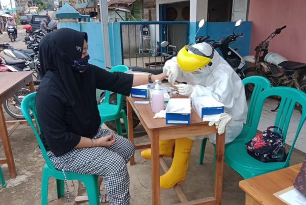 Ratusan Pedagang dan Warga Pasar Ngarip di Rapid Test Hasil Nonreaktif