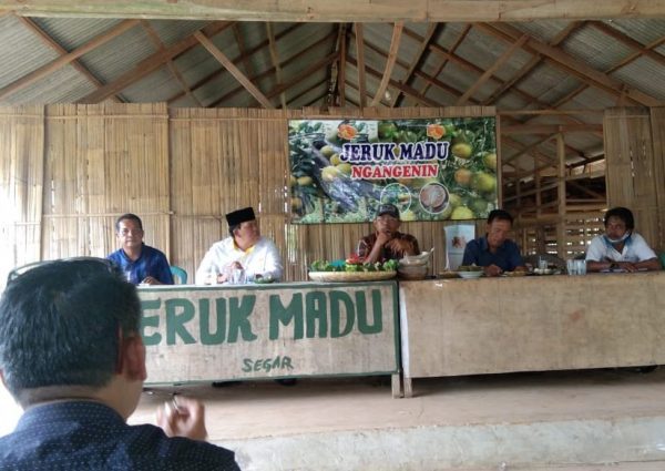 Calon Wakil Bupati Azwar Hadi Diberi Kejutan Nasi Tumpeng Forum Petani Jeruk Lampung Timur