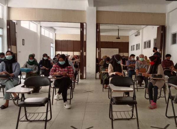 STISIPOL Dharmawacana Metro Salurkan Beasiswa UKT SPP 48 Mahasiswa