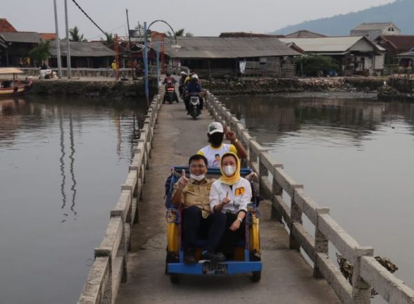 Naik Becak Lintasi Pulau Pasaran Rycko Janji Akan Benahi Jembatan