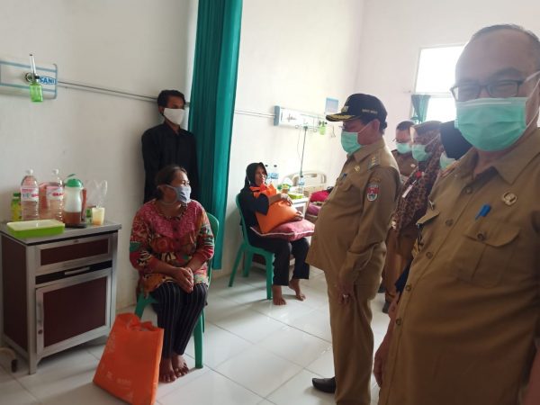 Bupati Mesuji Kunjungi Pasien Puskesmas Rawat Inap Simpang Pematang