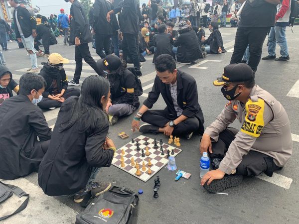 Ribuan Mahasiswa Kembali Unjukrasa Tolak UU Omnibus Law Aksi Santuy Mahasiswa Tantang Polisi Main Catur