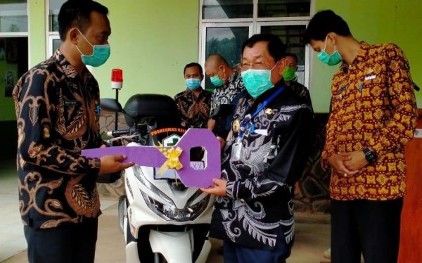 Bupati Mesuji Serahkan Kendaraan Operasional Motor Pusling 