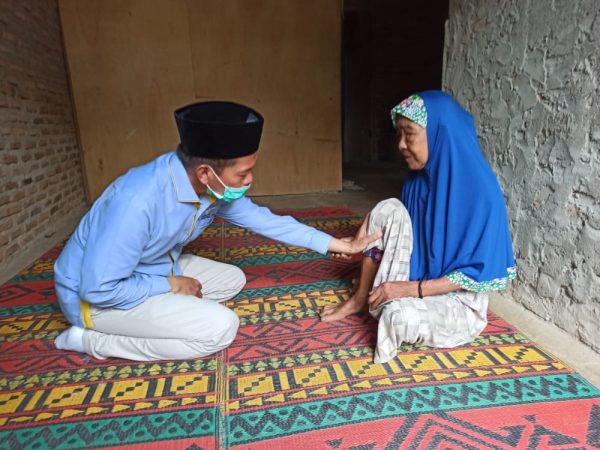 Kampanye di Bakauheni Hipni Kunjungi Nenek Aminah Lanjut Usia Penderita Lumpuh