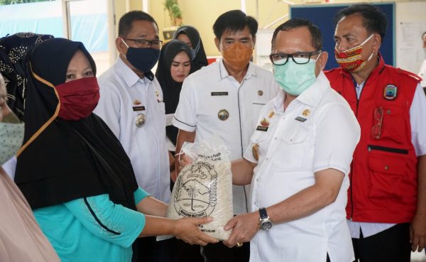 8.573 Sembako Didistribusikan, Sulpakar Bagikan di Kecamatan Kalianda