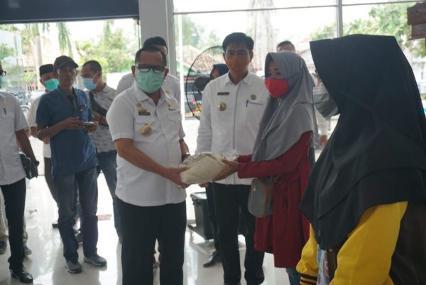 Sulpakar Bagikan 1.848 Beras 5 Kg di Kecamatan Palas Secara Simbolis