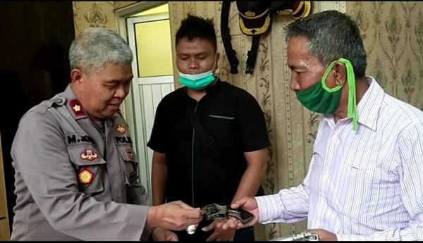 Ilunk Sungai Badak Serahkan Senpira ke Polres Mesuji