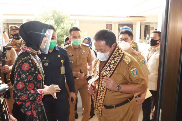 Kunjungan Kerja Ke Lampung Selatan Gubernur Serahkan Bantuan Hewan Ternak