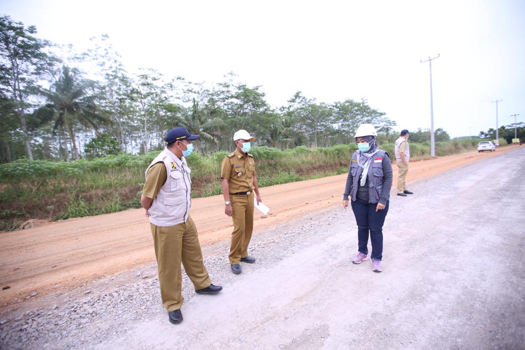 Nunik Tinjau Proses Pekerjaan Proyek Jalan